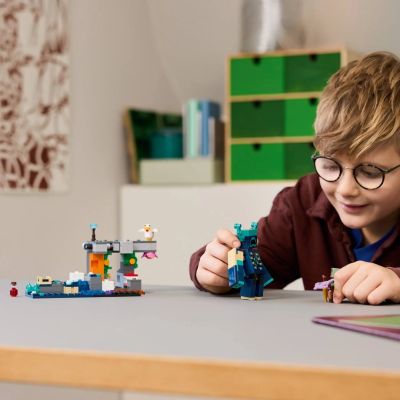 9. LEGO Minecraft 21274 Begegnung mit dem Wächter