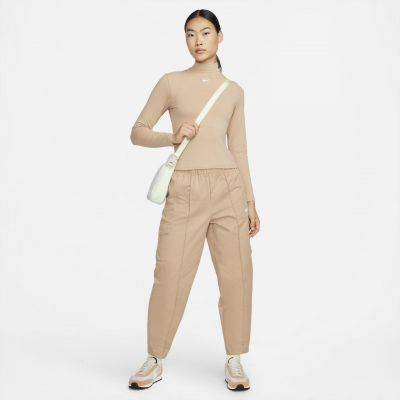 4. Nike Sportswear Kollektion Essentials Beige L