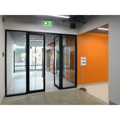 5. Robuster Schilderhalter und Präsentationsständer 479823 A4 aus Aluminium, Kunststoff und Stahl, Silber