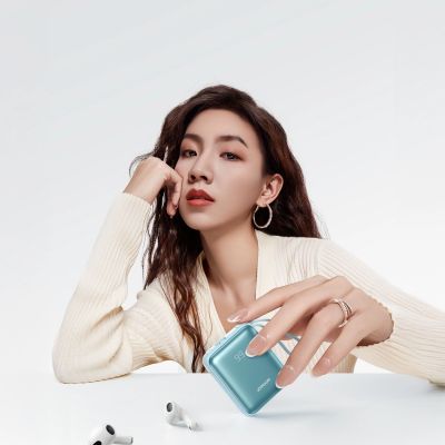 2. Joyroom JR-PBF27 22,5 W 10000 mAh Powerbank mit zwei integrierten Kabeln - Blau