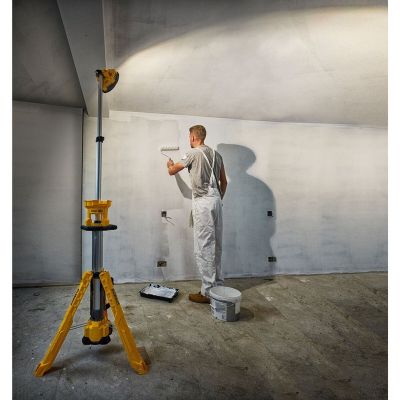 13. DeWalt DCL079-XJ Teleskop-Stativlampe (3000 lm; Warmweiß)