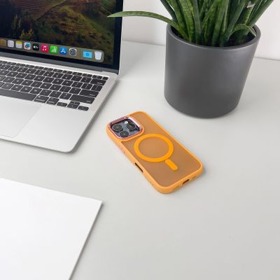 6. Magnetic Collection MagSafe-Hülle für iPhone 16 Pro Max – Orange
