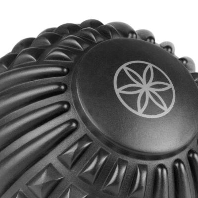 6. Gaiam Massageball mit Noppen 63938