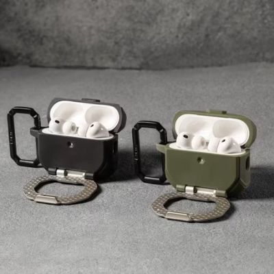 10. UAG Monarch – Schutzhülle für AirPods Pro 3 (oliv/silber)