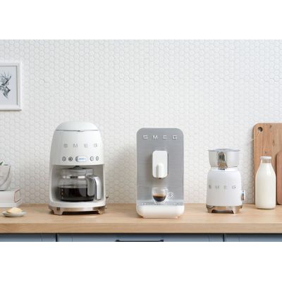 13. SMEG DCF02WHEU Kaffeemaschine