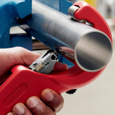 46. Knipex 90 31 03 BK Handrohrschneider