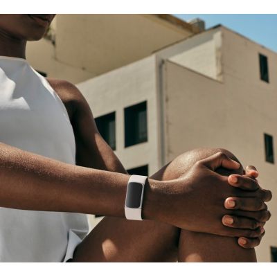 8. Fitbit Charge 6 Smartwatch Weiß