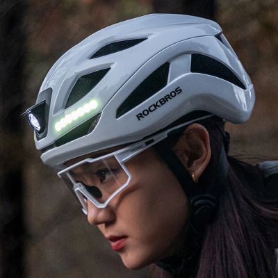4. Rockbros ZK-077 Fahrradhelm mit integrierter multidirektionaler Beleuchtung, Größe 57–61 cm – Weiß