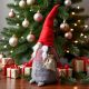 12. Dekorativer Weihnachtsmann, 50 cm, Mädchen mit Tasche und Beere