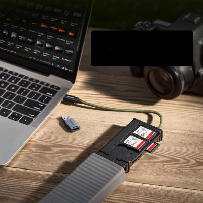 4. Ugreen 2-in-1 Speicherkartenleser mit Organizer – grau