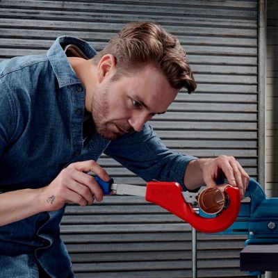 44. Knipex 90 31 03 BK Handrohrschneider