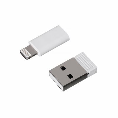 7. Activejet 3-in-1-Lanyard (weiß) mit Ladekabel. Erhältlich mit verschiedenen Anschlüssen: USB-C, Lightning-Adapter, USB-A.