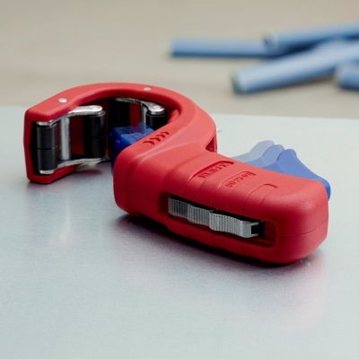 35. Knipex 90 23 01 BK Handrohrschneider