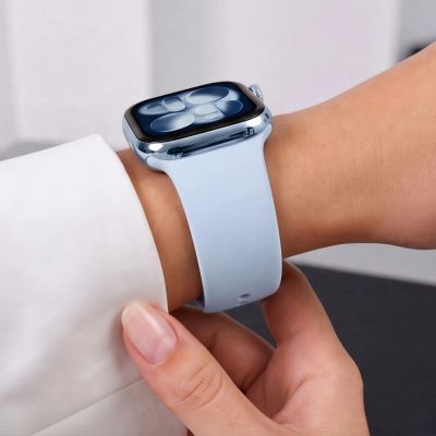 8. Tech-Protect Silikonarmband für Apple Watch 40 / 41 / 42 mm – Hellblau