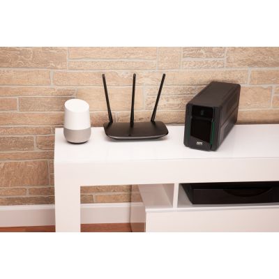 5. APC EASY UPS 700VA 230V AVR IEC/Steckdosen