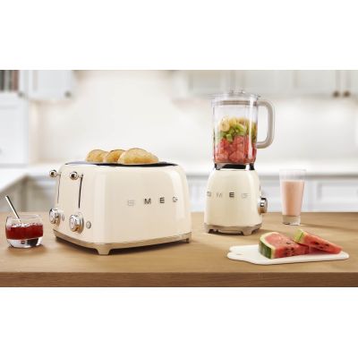 8. SMEG Toaster (TSF03CREU) creme