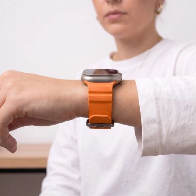 6. Tech-Protect Motion Armband für Apple Watch 44 / 45 / 46 / 49 mm – Orange
