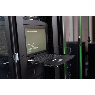 19. Digitus Modularkonsole mit 17-Zoll-TFT-Monitor (43,2 cm), 8-Port-KVM-Switch und Touchpad, deutsche Tastatur