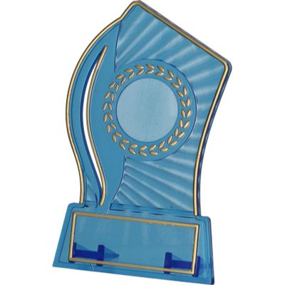 8. Trophäe aus transparentem, goldfarbenem Kunststoff mit Platz für einen 25-mm-Aufkleber und eine 47 mm × 14 mm große TM-Plakette.