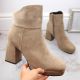 2. Wildlederstiefeletten mit Blockabsatz und Plateau, isoliert, M.Daszyński W SAN24B, beige