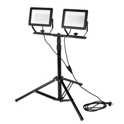Doppelstrahler mit 2 x 100 W SMD-LEDs (2 x 8500 lm) auf einem 1,8 m hohen Stativ