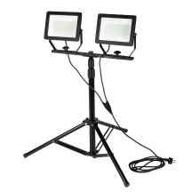 Doppelstrahler mit 2 x 100 W SMD-LEDs (2 x 8500 lm) auf einem 1,8 m hohen Stativ
