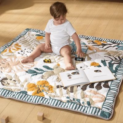 3. Momcozy Spielmatte „Grüner Wald“