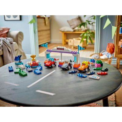 11. LEGO DUPLO TOWN 10445 Formel-1-Autos und Fahrer