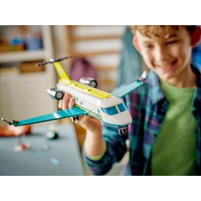 10. LEGO City 60465 Krankenwagenflugzeug