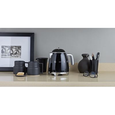 34. SMEG Mini-Wasserkocher 0,8L schwarz Schwarz (KLF05BLEU)