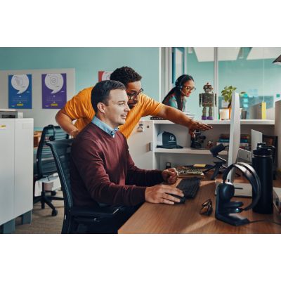 8. POLY Voyager Focus 2 USB-CC Headset mit USB-C/A-Adapter und Ladestation