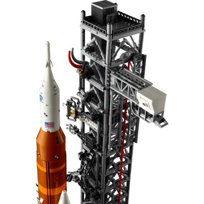 5. LEGO Icons 10341 NASA Artemis SLS-Rakete