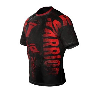3. Der Kompressions-Rashguard „Warrior“ besteht aus DBX MORE DRY M-Material.