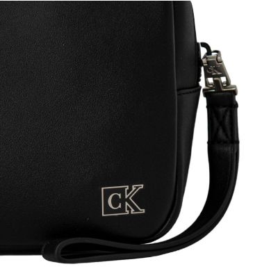 3. Calvin Klein Jeans – Kleine Tasche mit Plakette K50K508221