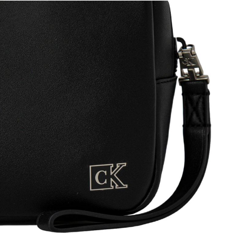 3. Calvin Klein Jeans – Kleine Tasche mit Plakette K50K508221