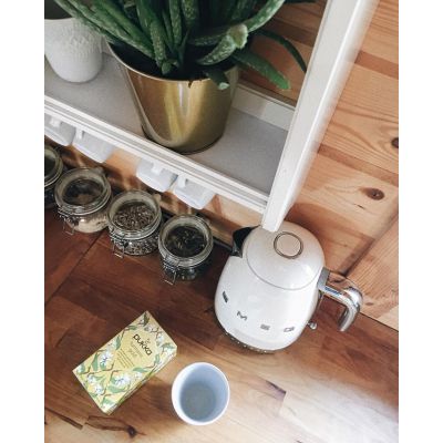 37. SMEG KLF04CREU Wasserkocher Creme