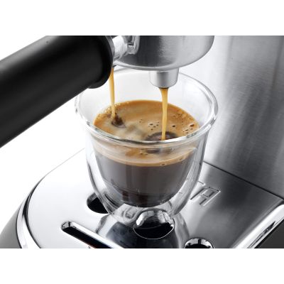 40. DeLonghi Dedica Style EC 685.M Siebträger-Kaffeemaschine (1350W; silberfarben)