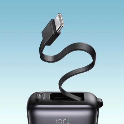 13. Joyroom JR-PBF27 10000 mAh 22,5 W Powerbank mit integrierten USB-C- und Lightning Kabeln - Schwarz
