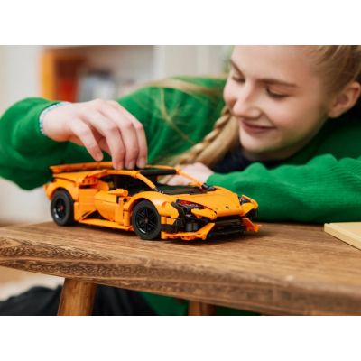 9. LEGO Technic 42196 Orangefarbener Lamborghini Huracán Tecnica