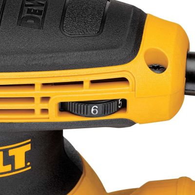 25. DeWalt DWE6423-QS Exzenterschleifer (125 mm)