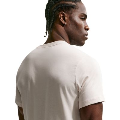 2. Nike Sportswear Club AR4997-105 T-Shirt