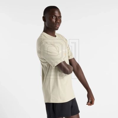 2. New Balance – T-Shirt „Reimagined Graphic M“ MT51506OVN