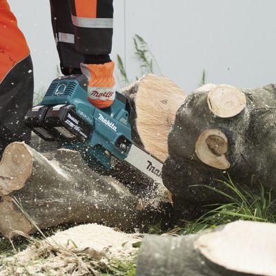 3. Makita DUC306Z Akku-Kettensäge, 2 x 18 V, BL-Motor, 300 mm, 20 m/s. Topgriff. Ohne Akku und Ladegerät!