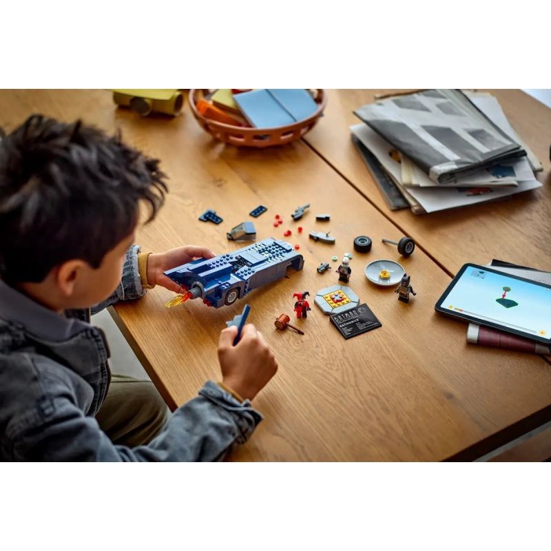 9. LEGO Super Heroes 76274 Batman mit Batmobil gegen Harley Quinn und Mr. Freeze