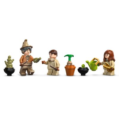 17. LEGO Harry Potter 76445 Schloss Hogwarts: Kräuterkundeunterricht