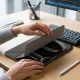 8. AmazingThing Titan Pro Hülle für iPad Pro 11" M5 mit 720° drehbarem Ständer und Stifthalter - Schwarz