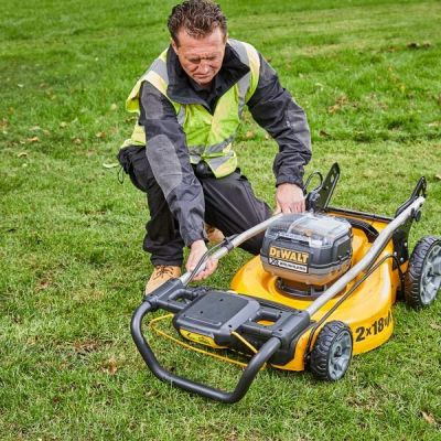 4. DeWalt DCMW564P2-QW Akku-Rasenmäher (480 mm)