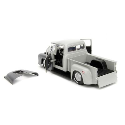 5. Jada Toys Street Fighter 1956 Ford Pickup Automodell 1:24
