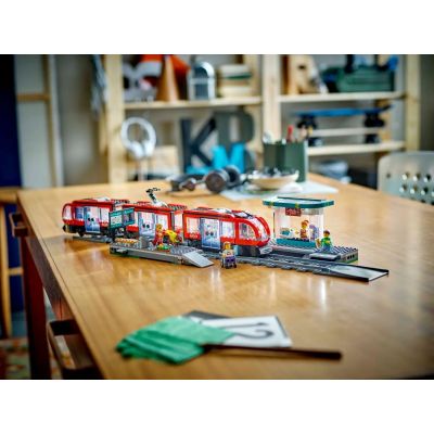 11. LEGO City 60423 Straßenbahn mit Haltestelle