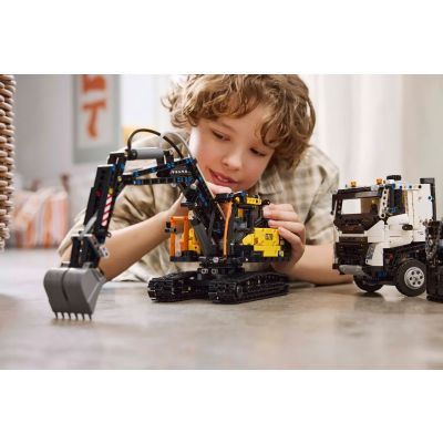5. LEGO Technic 42175 Volvo FMX LKW und EC230 Elektrobagger